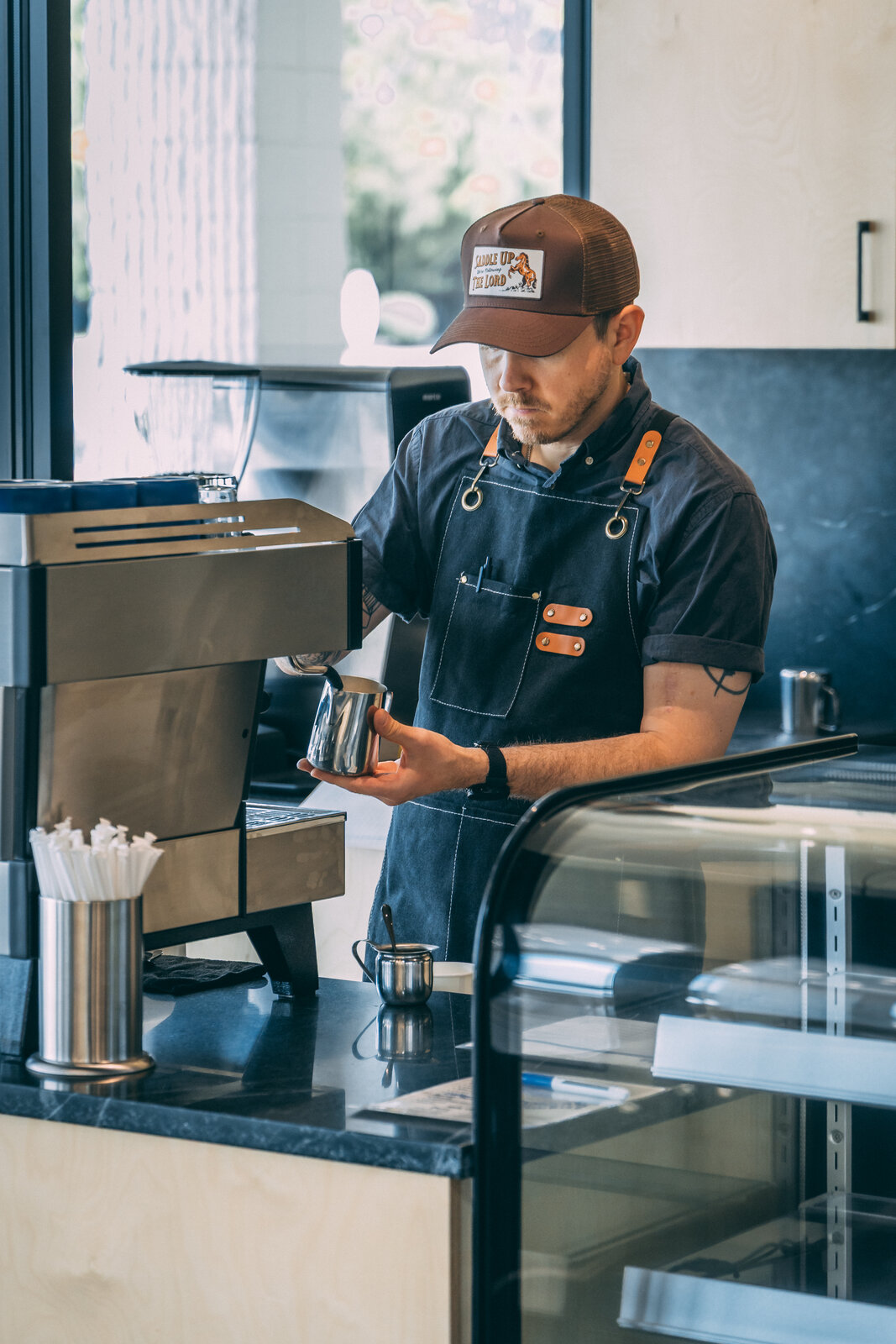 Barista pulling espresso at Essere Caffè
