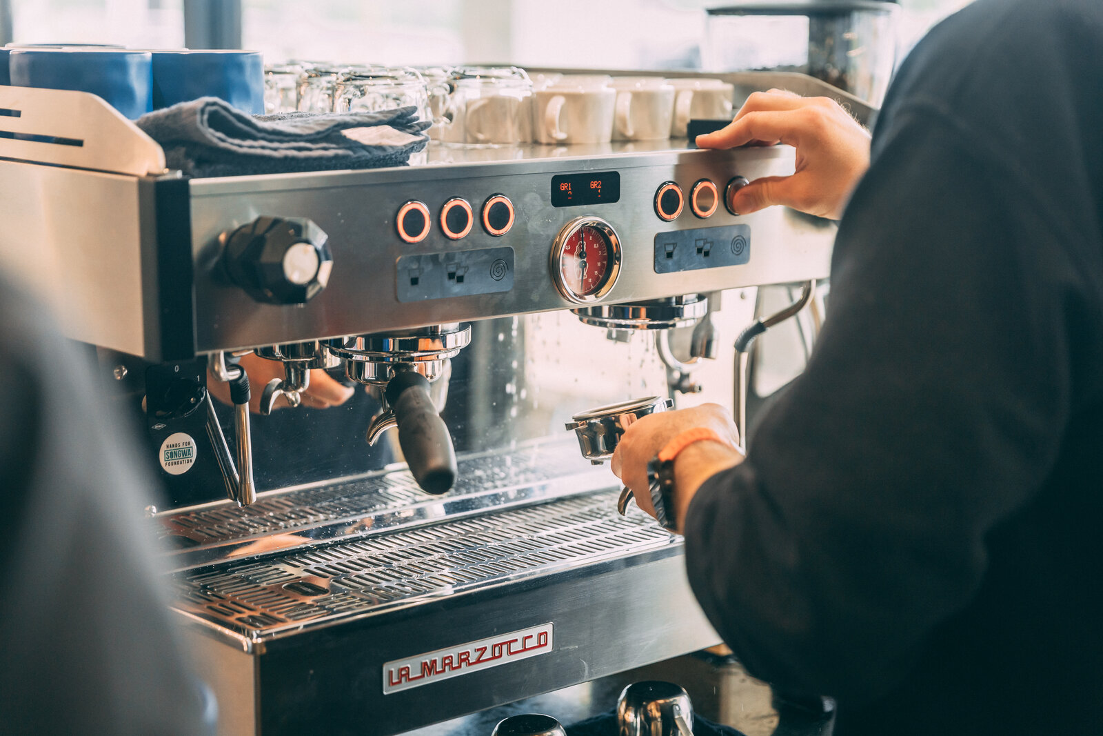 Pulling espresso at Essere Caffè